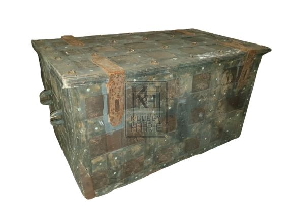 Large chest with grid