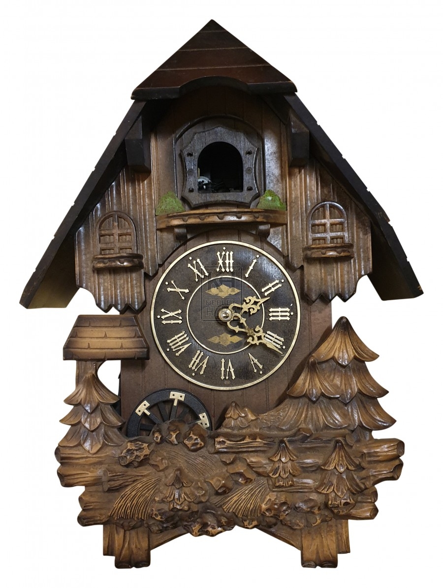 Pointed wood cuckoo clock
