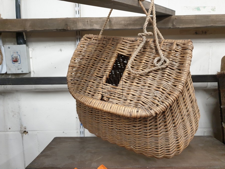 Flat back wicker basket with lid