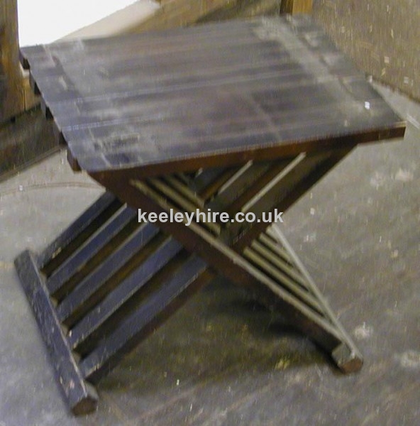 Stool with slatted legs