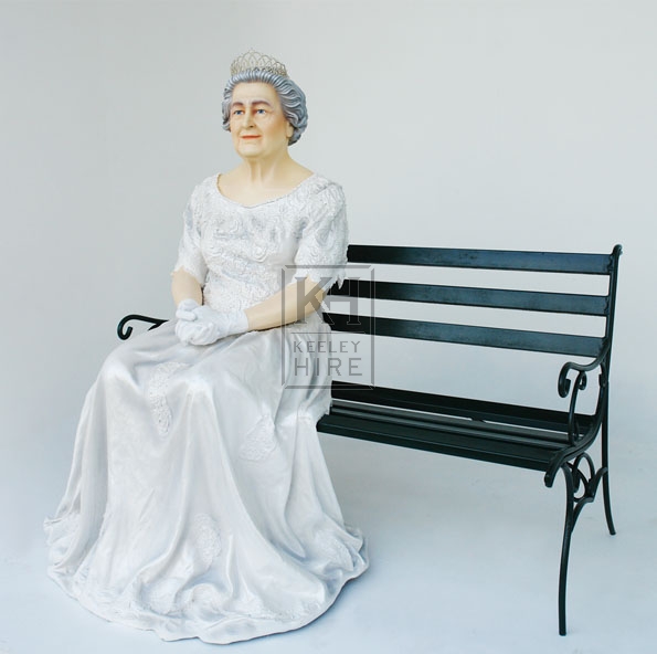 A seated Queen with nech