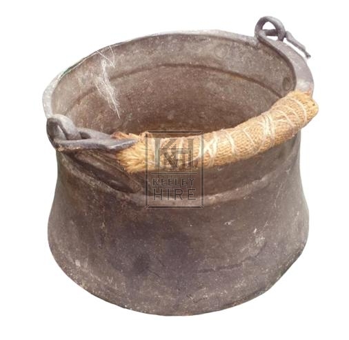 Small shaped cooking pot with handle