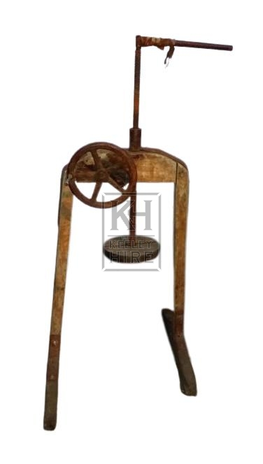 Freestanding wood pulley with wheel